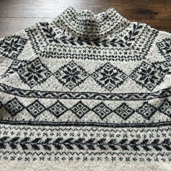 Women’s Comfy Sweater - Picture 2 of 6